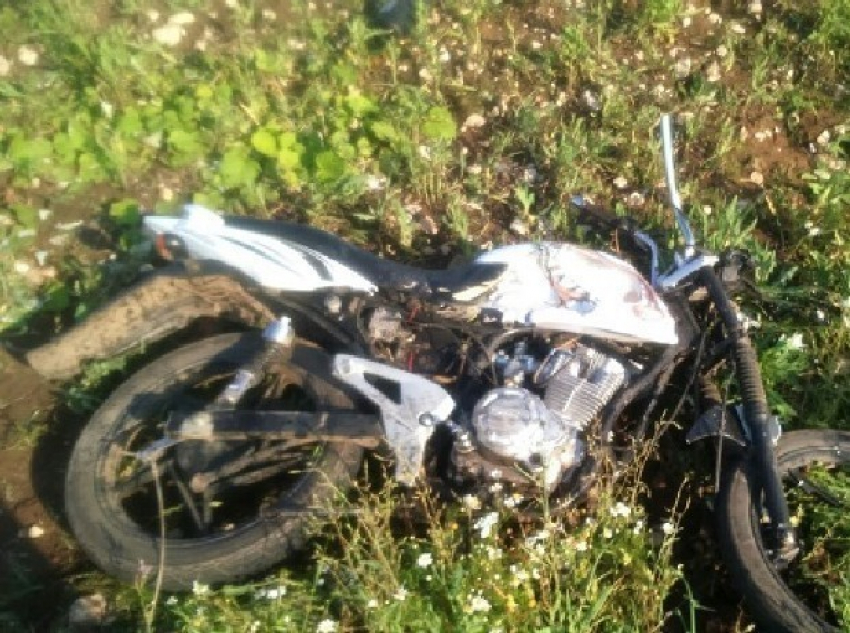 Мотоциклист и его пассажир пострадали в запрещенном обгоне в Новочеркасске