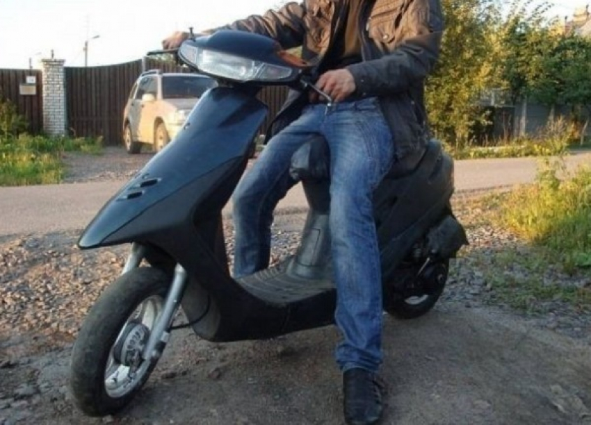 В Новочеркасске 20-летний житель Каменоломен украл скутер