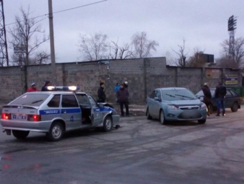 Невнимательный водитель попал в ДТП с полицейской машиной в Новочеркасске
