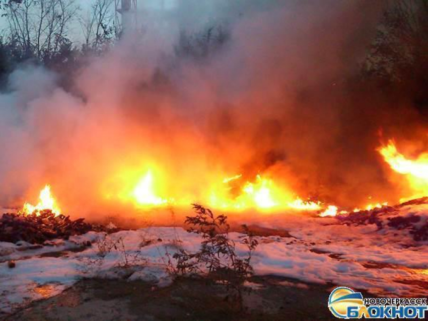 На заброшенном заводе в Новочеркасске произошел крупный пожар - ВИДЕО