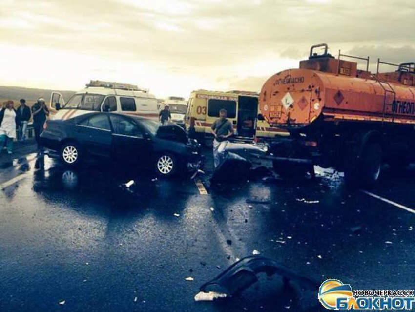 На трассе под Новочеркасском бензовоз раздавил иномарку