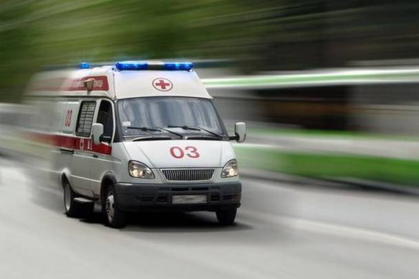 В Новочеркасске после столкновения с автобусом перевернулась легковушка