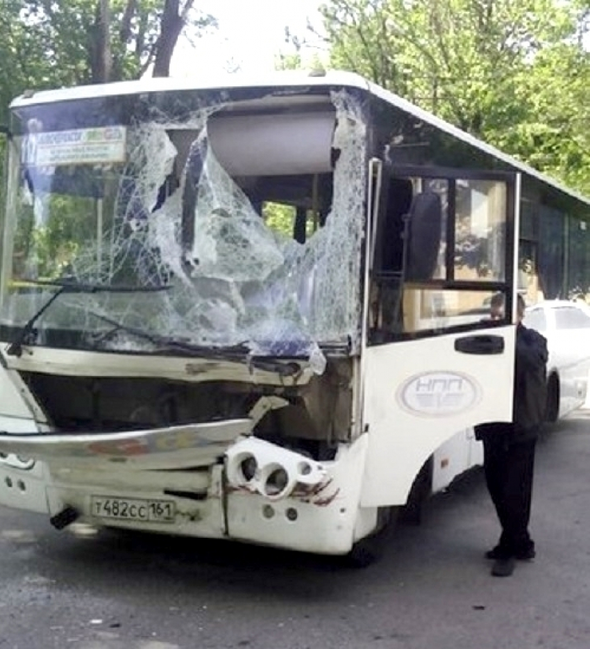В Новочеркасске автобус столкнулся с грузовой «Газелью»