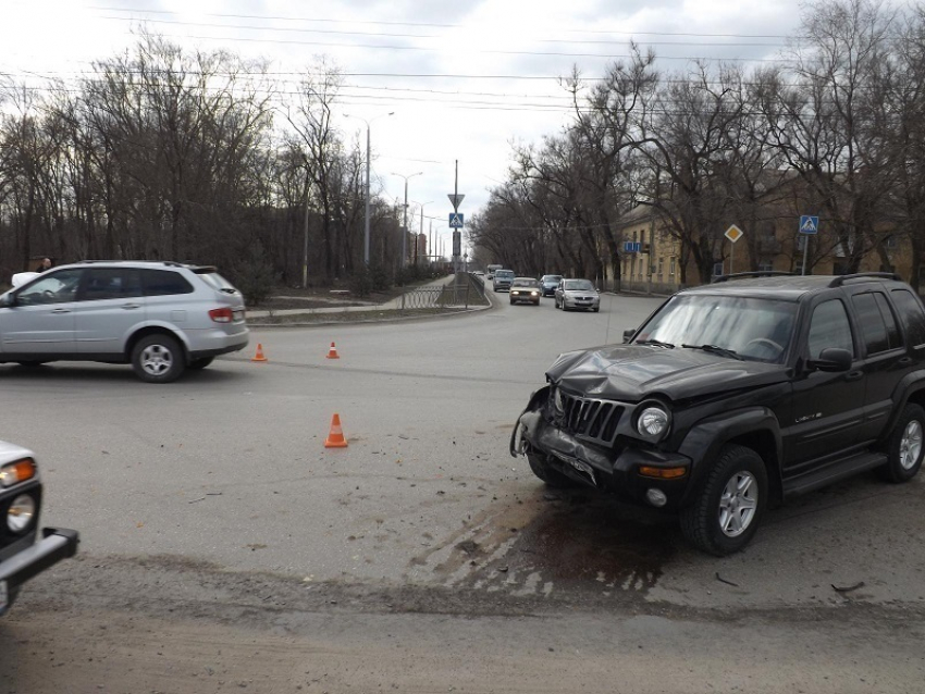 В Новочеркасске произошло ДТП с участием джипа «Черокки» и «Шевроле Авео»
