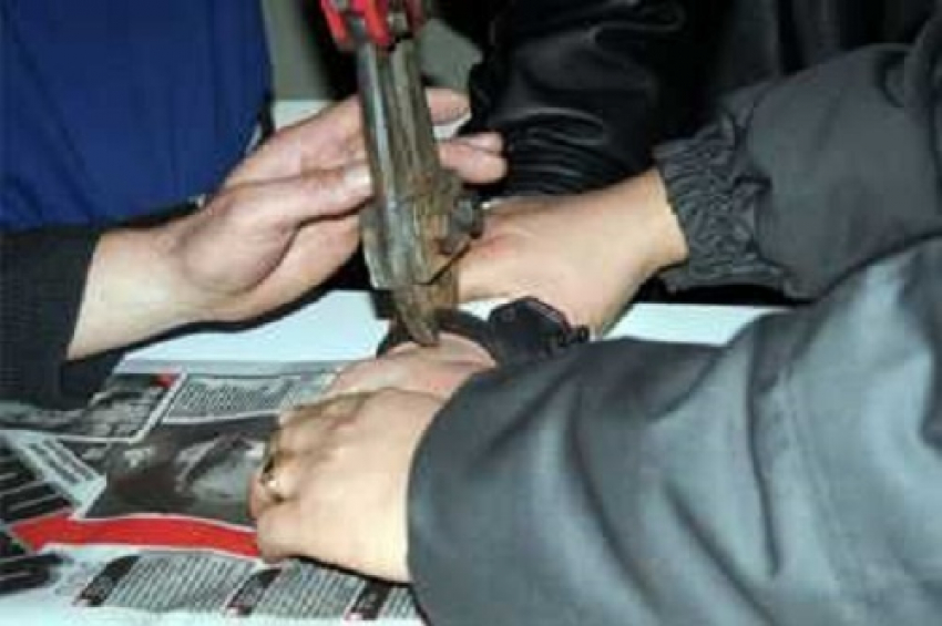 В Новочеркасске полицейские не смогли снять наручники с задержанного