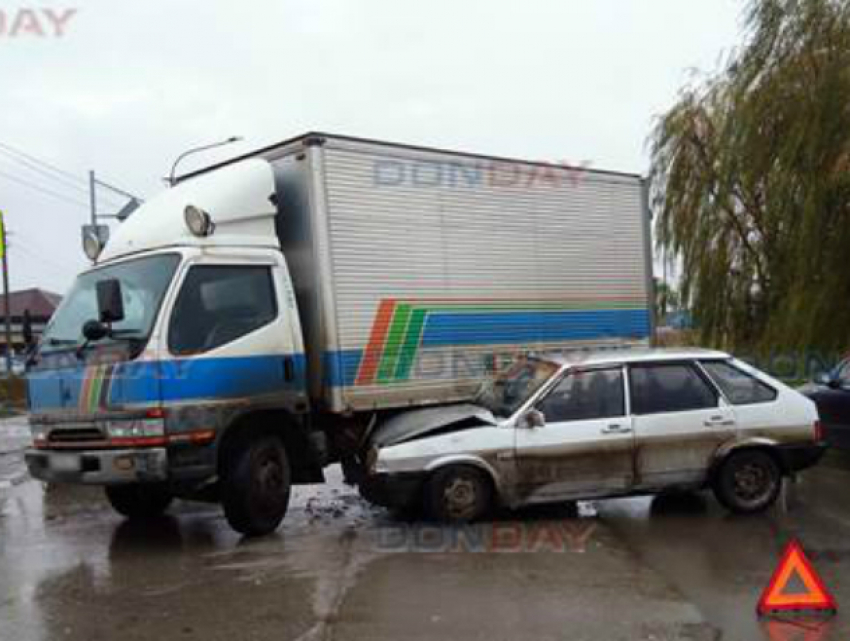В Новочеркасске «девятка» врезалась в грузовик