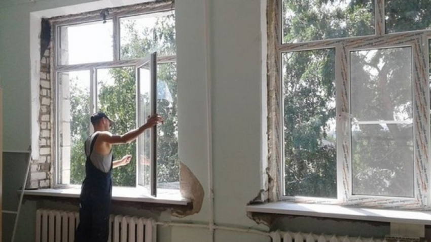 В школах Новочеркасска заменят окна и двери