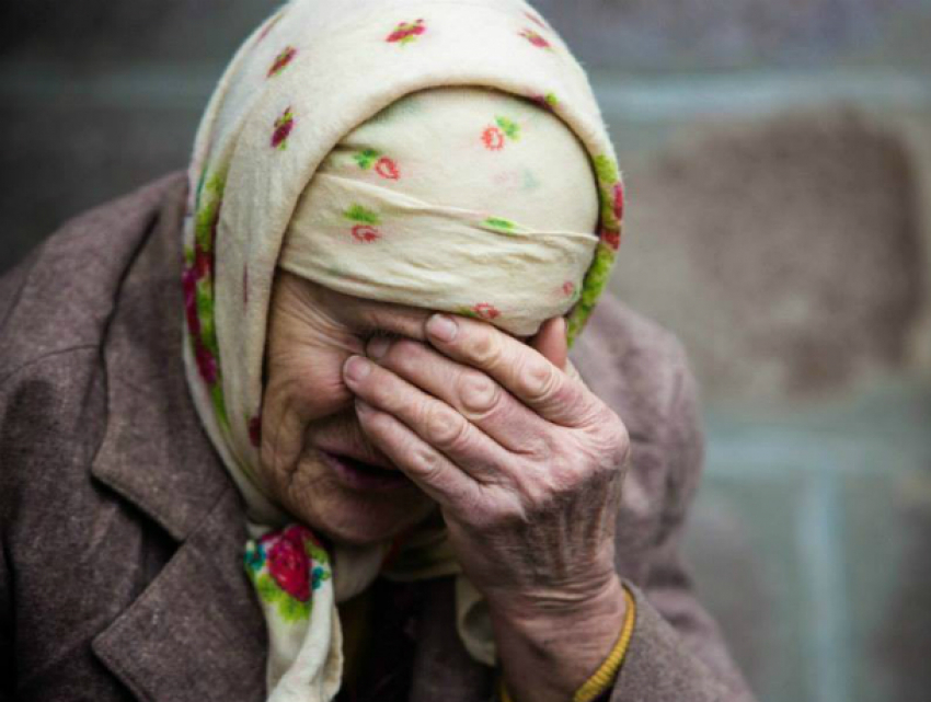 Мужчина напал на пенсионерку в Новочеркасске, выхватив у нее сумку 