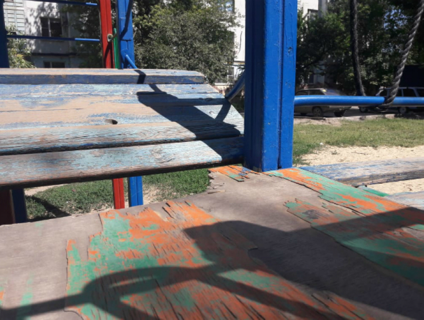 «Разбитая площадка угрожает безопасности детей», - жительница микрорайона Молодежного Новочеркасска