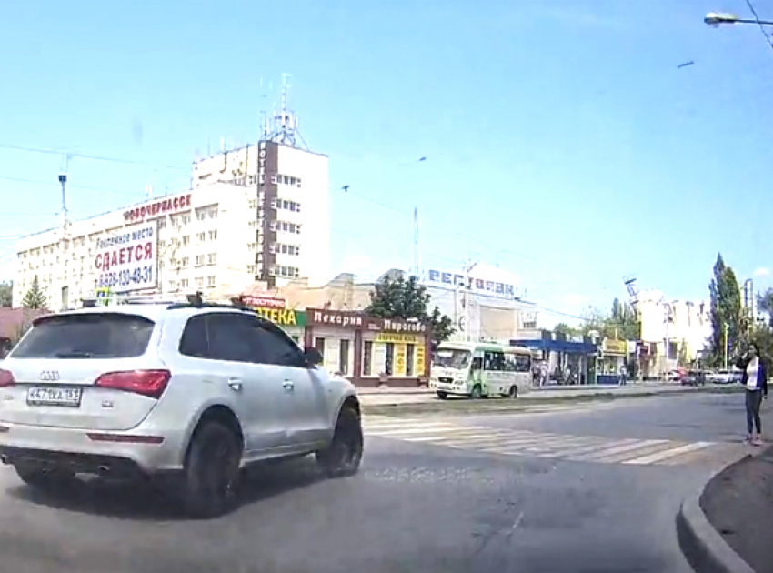Опасный маневр лихача на Audi в Новочеркасске сняли на видео