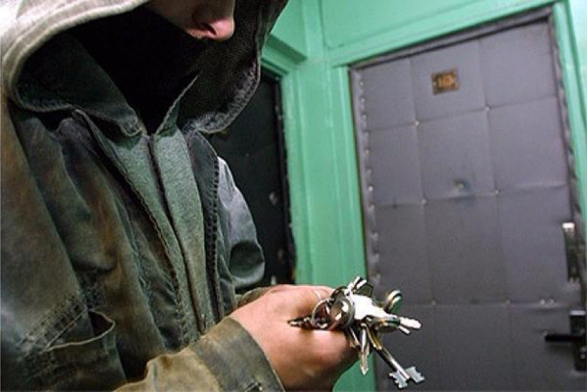 В Новочеркасске парень украл драгоценности у родителей друга на 200 000