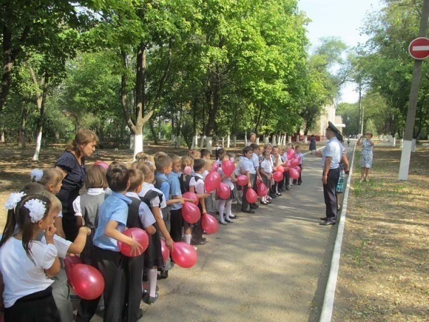 В Новочеркасске первоклашки устроили флешмоб на улицах города