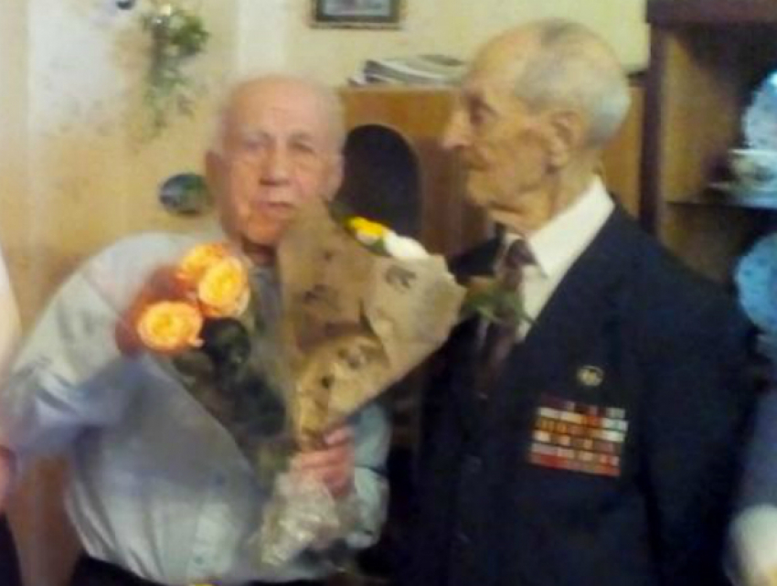 Ветерану Великой Отечественной войны Анатолию Макарову из Новочеркасска исполнилось 95 лет