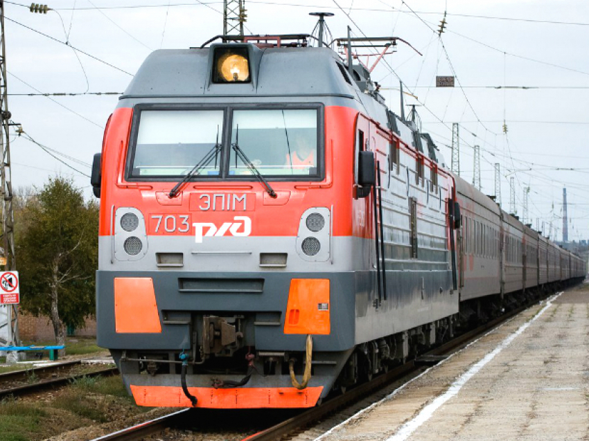 Поезд насмерть сбил 57-летнего жителя Новочеркасска на станции Хотунок