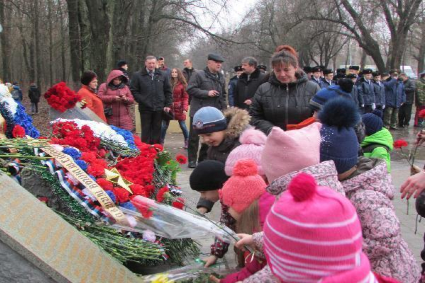 В Новочеркасске юные помощники ГАИ почтили память погибших воинов