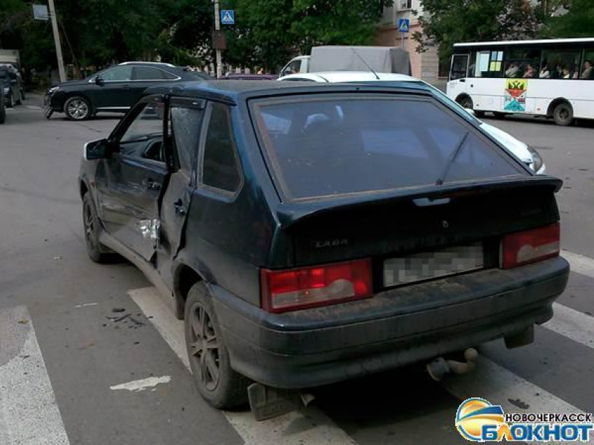 Лексус из Екатеринбурга протаранил ВАЗ-2114 на перекрестке в Новочеркасске