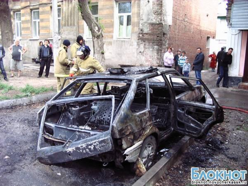 В Новочеркасске загорелся автомобиль вневедомственной охраны с задержанным внутри