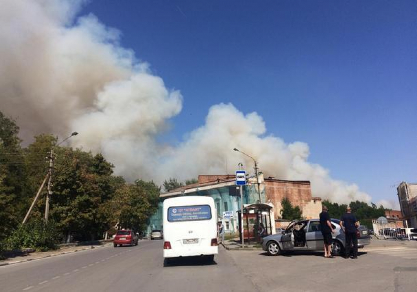 В Новочеркасске горит сухая трава на площади 400 квадратных метров