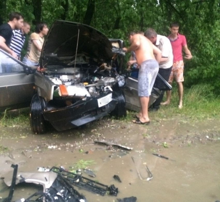 В Новочеркасске в результате ДТП водитель оказался зажат в машине