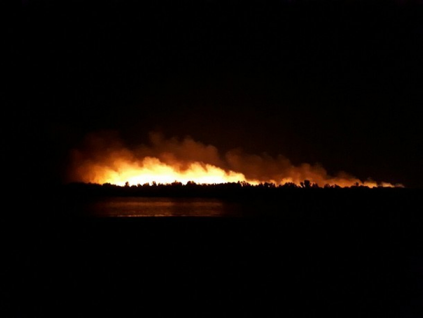 На окраине Новочеркасска горела пойма реки Тузлов