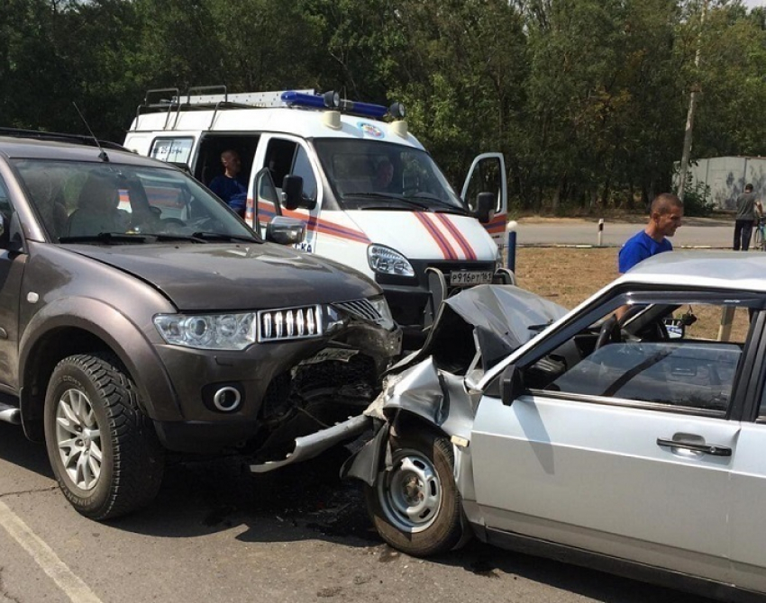 На трассе Новочеркасск - Багаевская лоб в лоб столкнулись «Мицубиси» и «девятка»