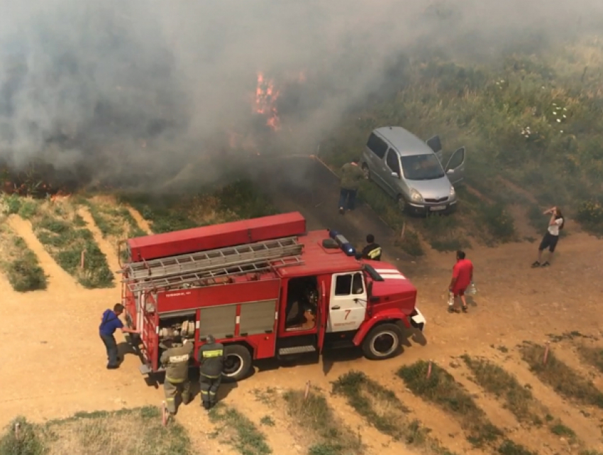 Мощный пожар с удивительным спасением машины сняли на видео в Новочеркасске