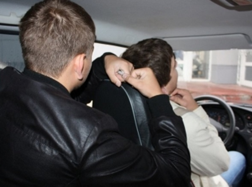 Новочеркасский студент со своим приятелем пытался задушить и ограбить жителя Краснодара