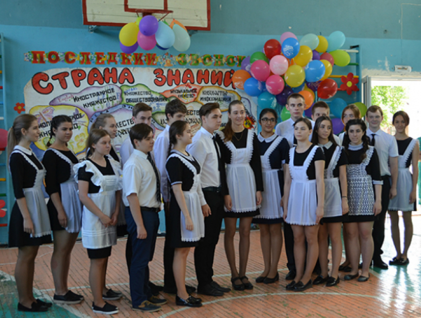 Сотни новочеркасских школьников простились с детством