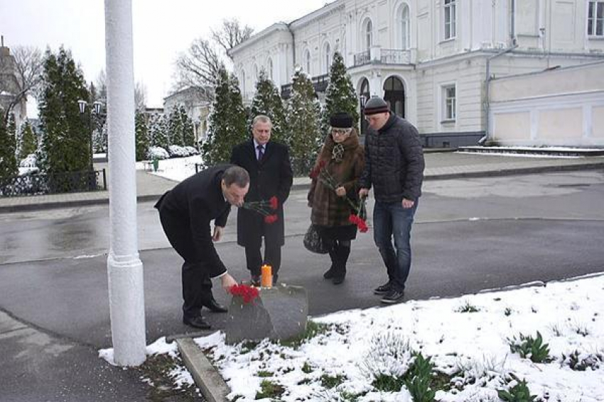 Новочеркассцы несут цветы к символичскому мемориалу