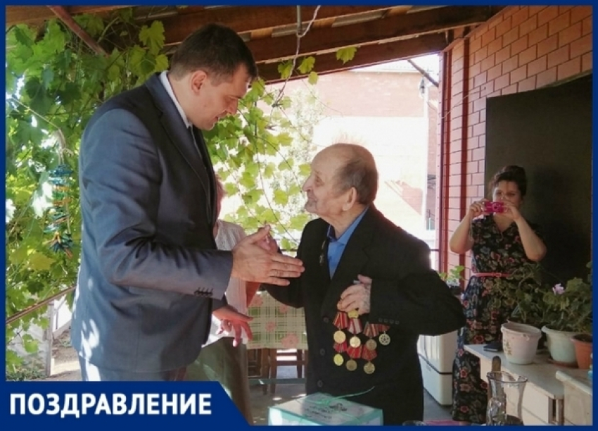 В Новочеркасске ветерана ВОВ поздравили с 93-летием