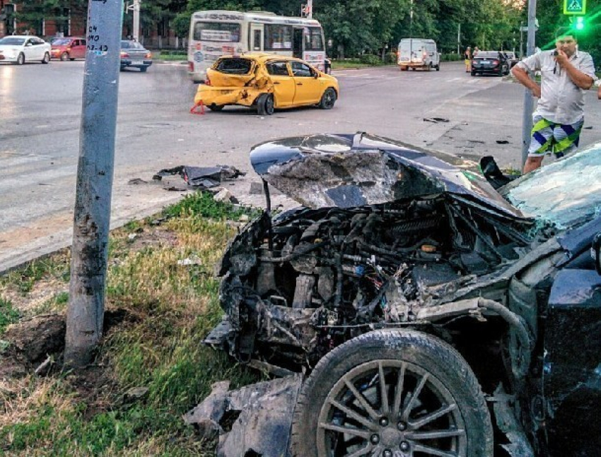 Мощное столкновение Subaru и Opel произошло на проспекте Платовском Новочеркасска