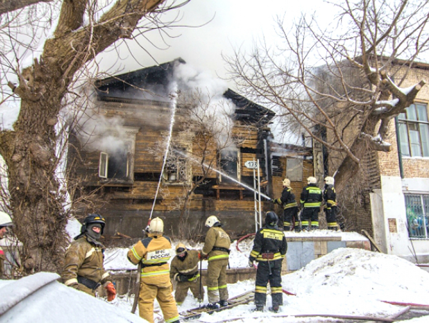 Двоих человек спасли пожарные из одноэтажного частного дома в Новочеркасске