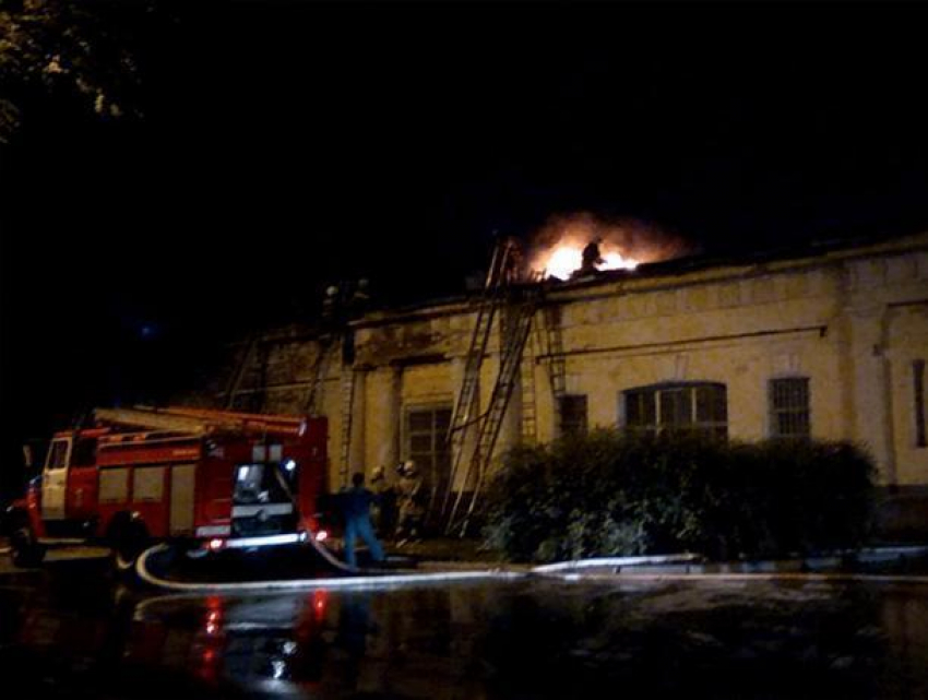 В здании Минобороны в Новочеркасске произошло возгорание повышенного уровня сложности