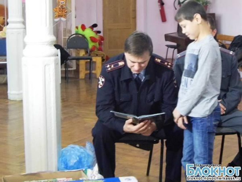 В преддверии профессионального праздника новочеркасские полицейские подарили подарки сиротам