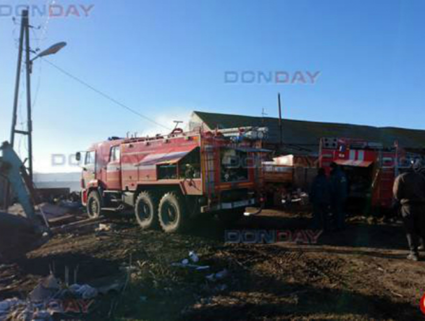 В Новочеркасске, охваченную пламенем ферму тушили две пожарные машины