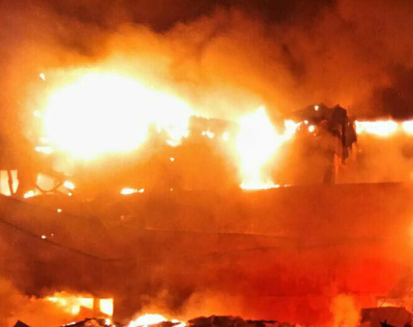 В Новочеркасске, поздней ночью бушующее пламя охватило НЭВЗ