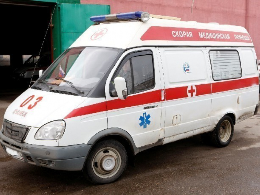 Испуг от столкновения автобуса с легковушкой привел пенсионерку в больницу в Новочеркасске
