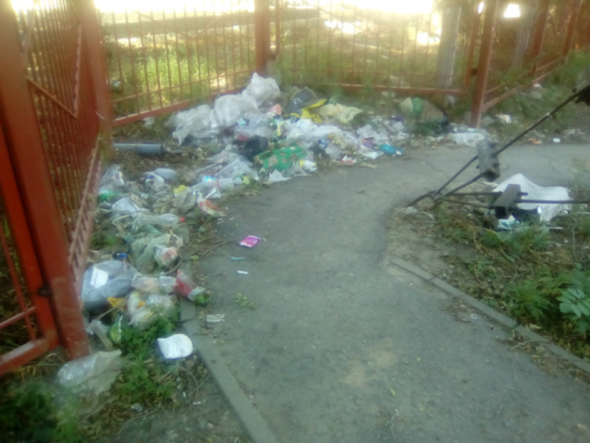 Несанкционированная мусорная свалка появилась возле ремонтируемой 11 школы в Новочеркасске