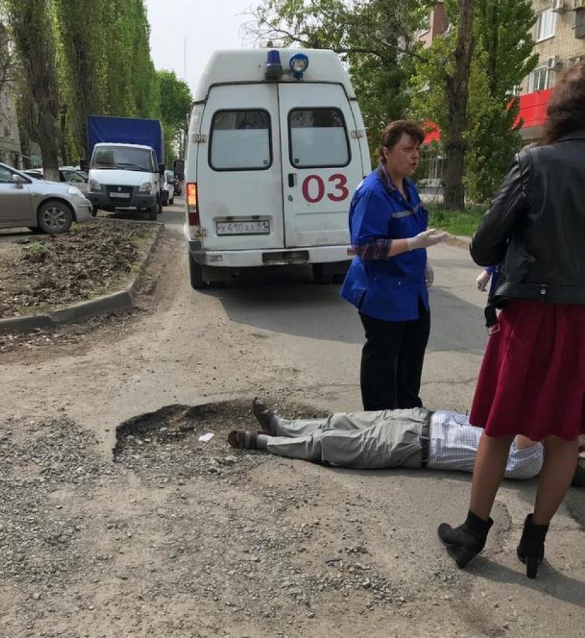 В Новочеркасске пожилой мужчина упал на дороге в яму  и не смог самостоятельно подняться