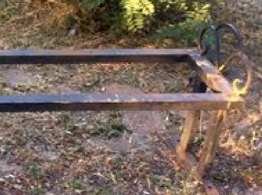 Деревянные части лавочек для отдыха горожан похитили в центре Новочеркасска