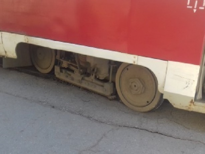 Трамвайный вагон сошел с рельсов и выехал на проезжую часть в Новочеркасске