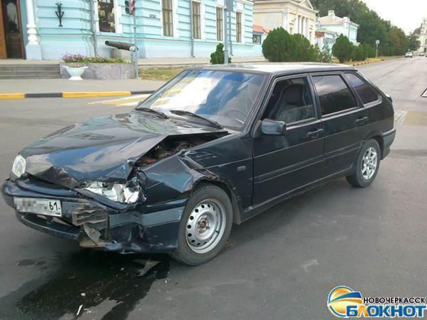 Начинающая автоледи устроила в Новочеркасске ДТП, запутавшись в педалях