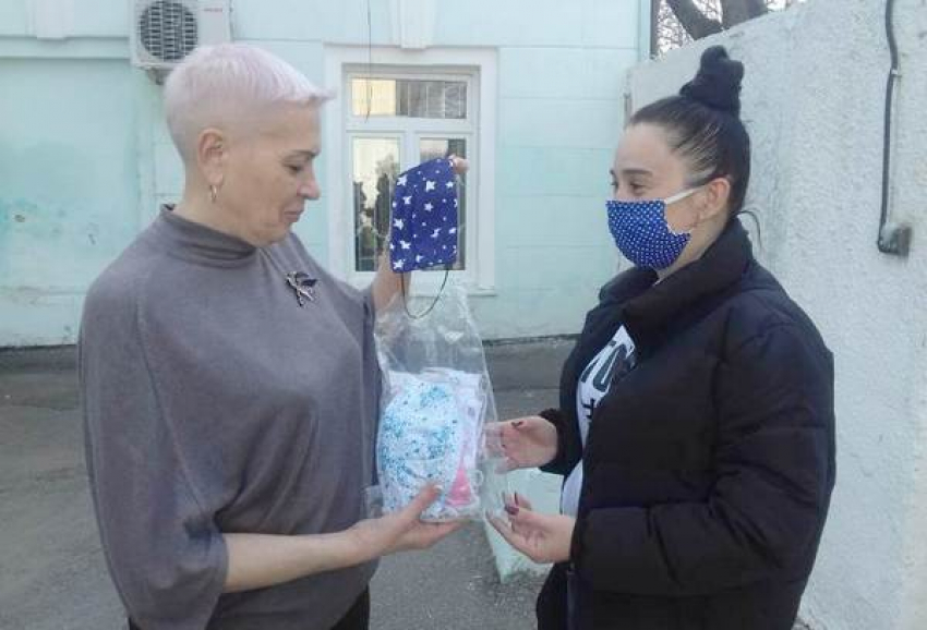 Серебряные волонтеры из Новочеркасска сшили защитные маски для детей-сирот