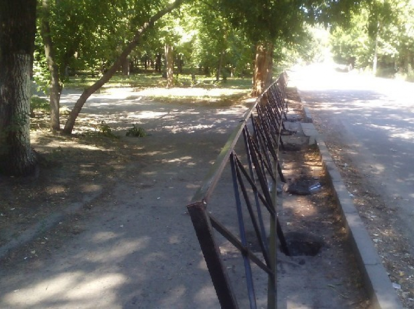 Парк новочеркасского микрорайона Соцгород огородили мешающим инвалидам забором