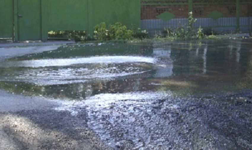 В Новочеркасске из-за прорыва водопроводной трубы без воды остались жители центральных улиц