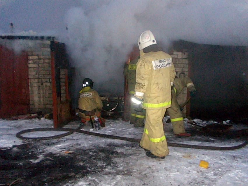 В мощном пожаре в Новочеркасске сгорели гараж и автомобиль