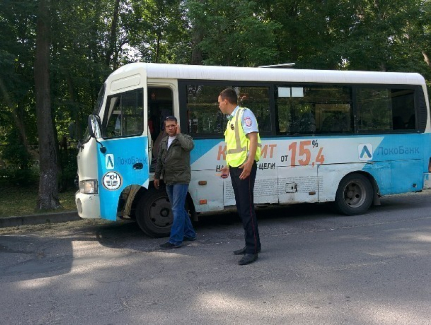 Водитель маршрутки зацепил пешехода и скрылся с места ДТП в Новочеркасске