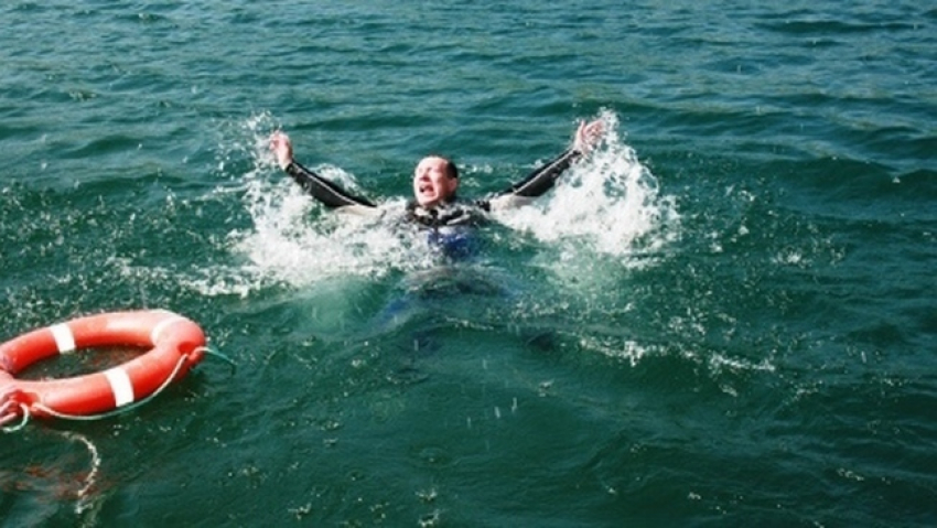 Под Новочеркасском отдых молодым людям испортил надувной матрас